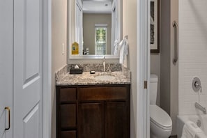 Hair dryer, towels, soap, toilet paper - WorldMark Winsdor 2bd with 1K, 1Q, 2TWN for 6 Guests (Windsor)