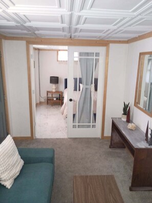 Room - 4-Bedroom Cozy & Spacious Lake Cottage in Pardeeville, WI - Sleeps 8 (Pardeeville)