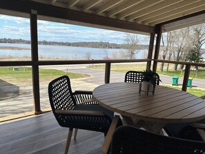 Outdoor dining - 4-Bedroom Cozy & Spacious Lake Cottage in Pardeeville, WI - Sleeps 8 (Pardeeville)