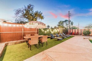 Outdoor dining - Poolside Chic: Large Group Getaway! Wow (Tucson)