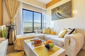 Apartamento luxo, sacada, vista para a cidade | Área de estar