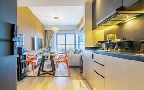 Apartamento luxo, sacada, vista para a cidade | Cozinha privada | Geladeira grande, micro-ondas, talheres/pratos/utensílios de cozinha