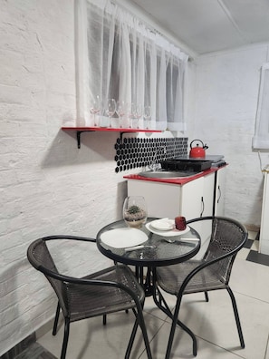 Apartment, 1 Bedroom, Garden View | Dining room