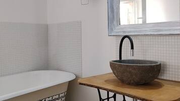 Haartrockner, Handtücher, Seife, Toilettenpapier