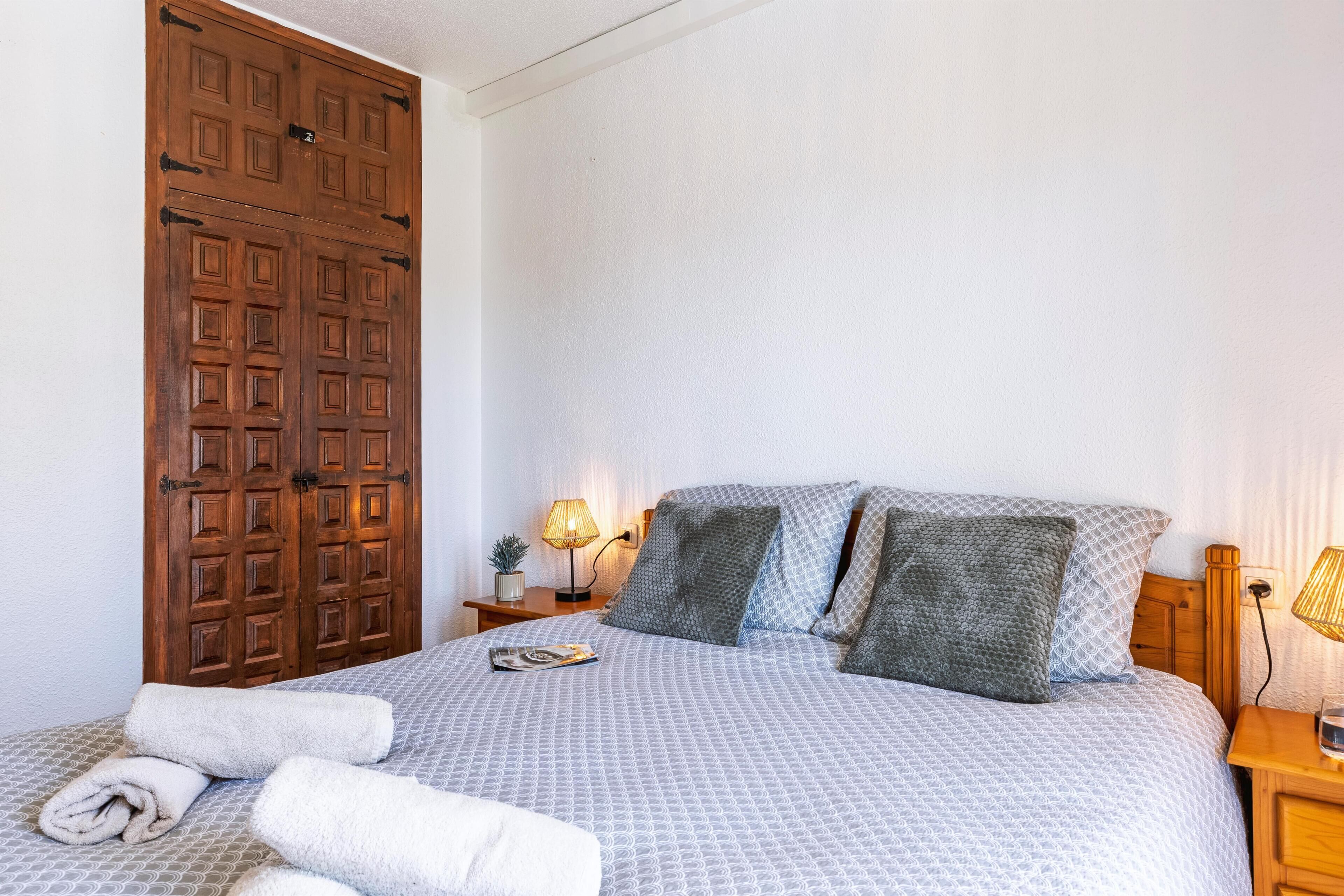 2 bedrooms, iron/ironing board, WiFi