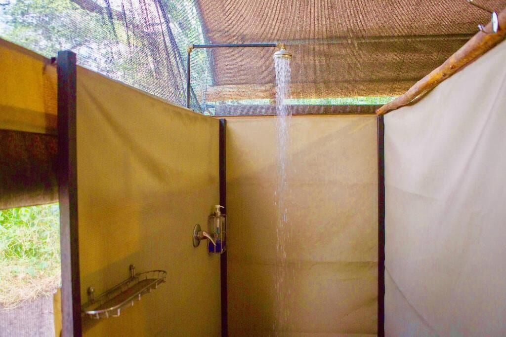 ラグジュアリー テント パティオ ガーデンビュー | バスルーム | タオル、石鹸、シャンプー、トイレットペーパー