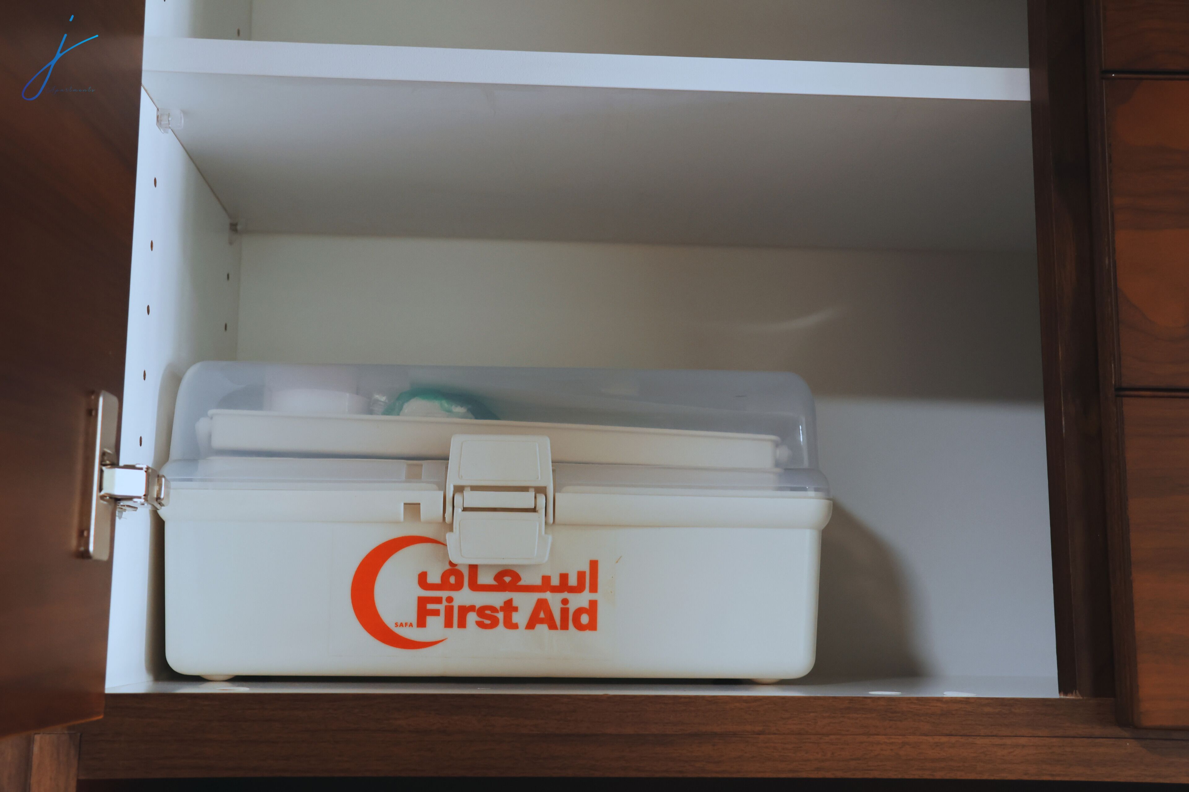 Une trousse de premiers secours blanche, rangée dans un placard.
