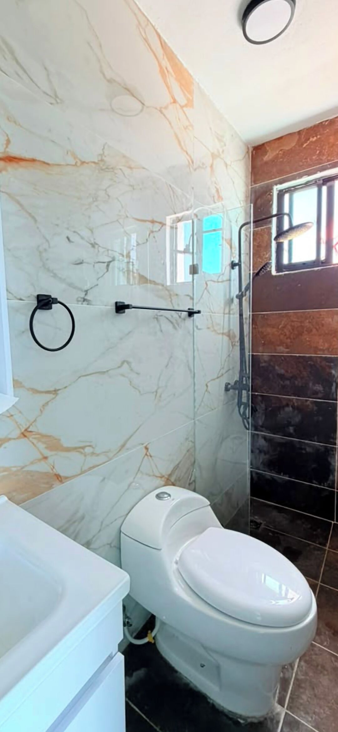 Toallas, jabón, papel de baño 