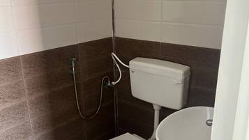 Douche, bidet, serviettes fournies, savon