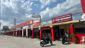 Een winkelgebied met verschillende etalages, waaronder een restaurant voor gezinnen en een koffiehuis.