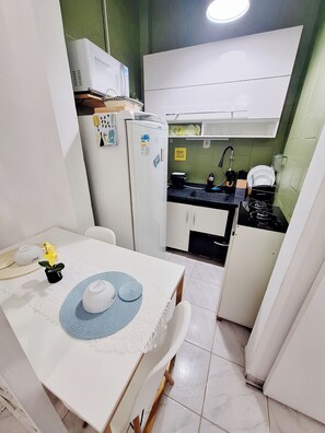 Réfrigérateur, micro-ondes, plaque de cuisson, cafetière/bouilloire