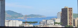 Eine Küstenstadt mit Gebäuden, einem klaren Himmel und Blick auf das Meer.