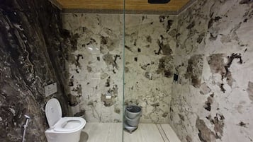 Ducha, toallas, jabón, shampoo