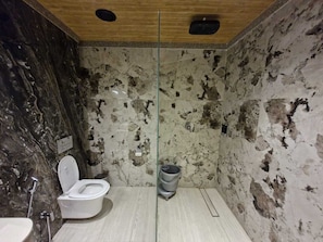 Standard Double Room Single Use | Bathroom | Shower, towels, soap, shampoo - GREEN FUSION (Surat)