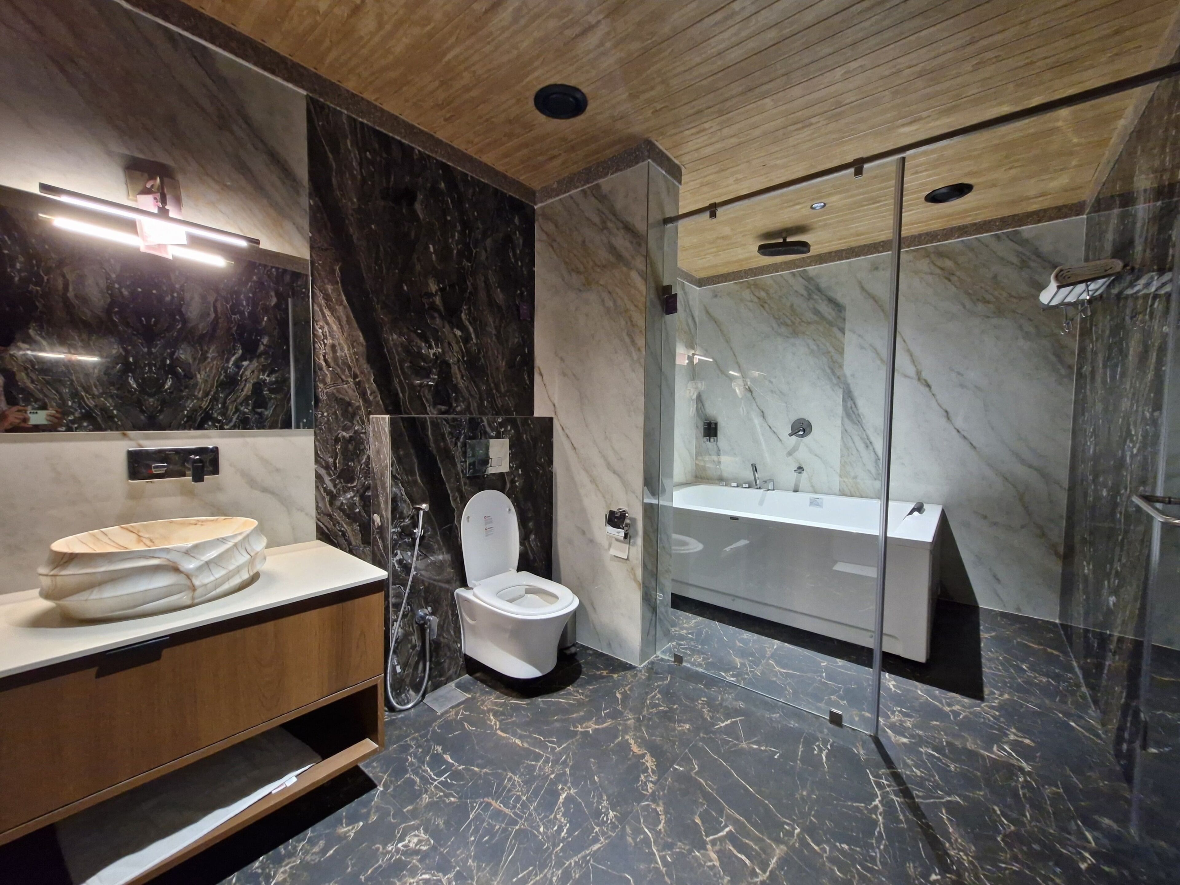 Luxury Suite | Bathroom | Shower, towels, soap, shampoo