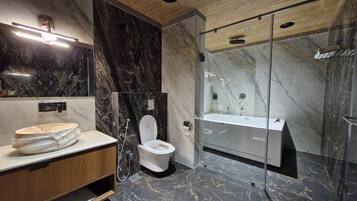 Luxury Suite | Bathroom | Shower, towels, soap, shampoo