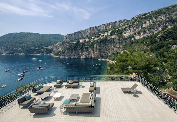 Outdoor dining - Cliff Edge Villa (Cap-d'Ail)