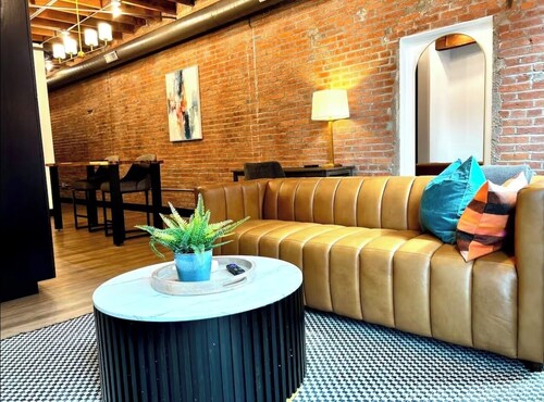 Brick & Bed - Cheery Riverfront Loft Walk to Arch