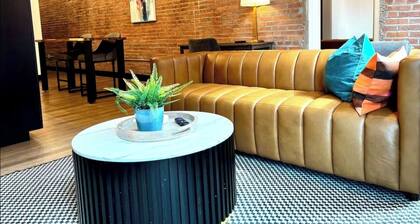 Brick & Bed - Cheery Riverfront Loft Walk to Arch