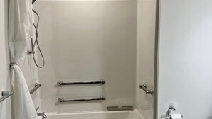 Haartrockner, Handtücher, Seife, Toilettenpapier