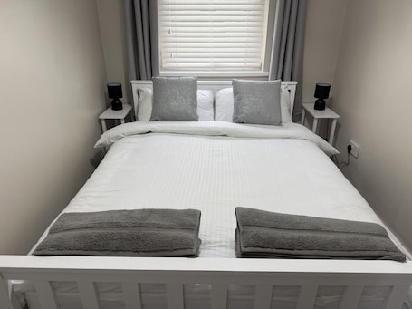 3 室のベッドルーム、アイロン / アイロン台、WiFi、ベッドシーツ. 3 bedroom house, perfect for families, groups or contractors