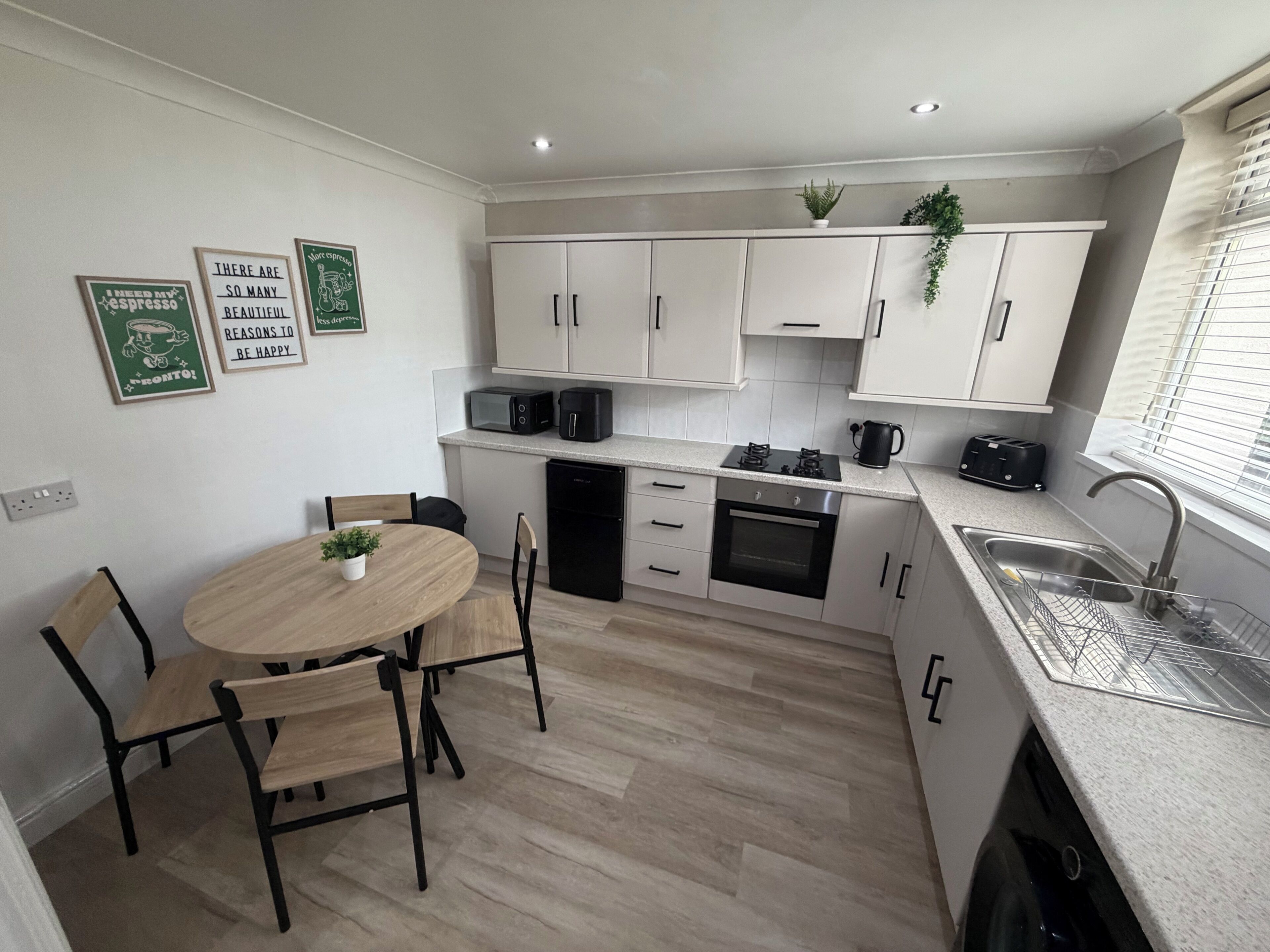 Eigene Küche. 3 bedroom house, perfect for families, groups or contractors
