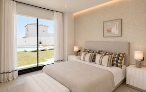 Ein Schlafzimmer mit einem großen Bett, zwei Nachttischen mit Lampen, Blick auf einen Pool und ein weißes Gebäude im Freien.
