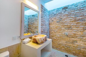 Habitación doble Deluxe, balcón | Baño | Regadera, toallas, jabón, shampoo 