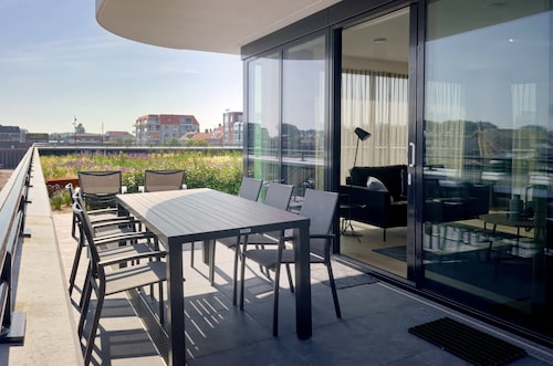 Corner Apartment With Harbor Views