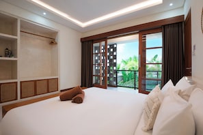 Ein Hotelzimmer mit einem großen Bett, einem Kleiderschrank, einem Balkon mit Blick und einer Deckenleuchte.