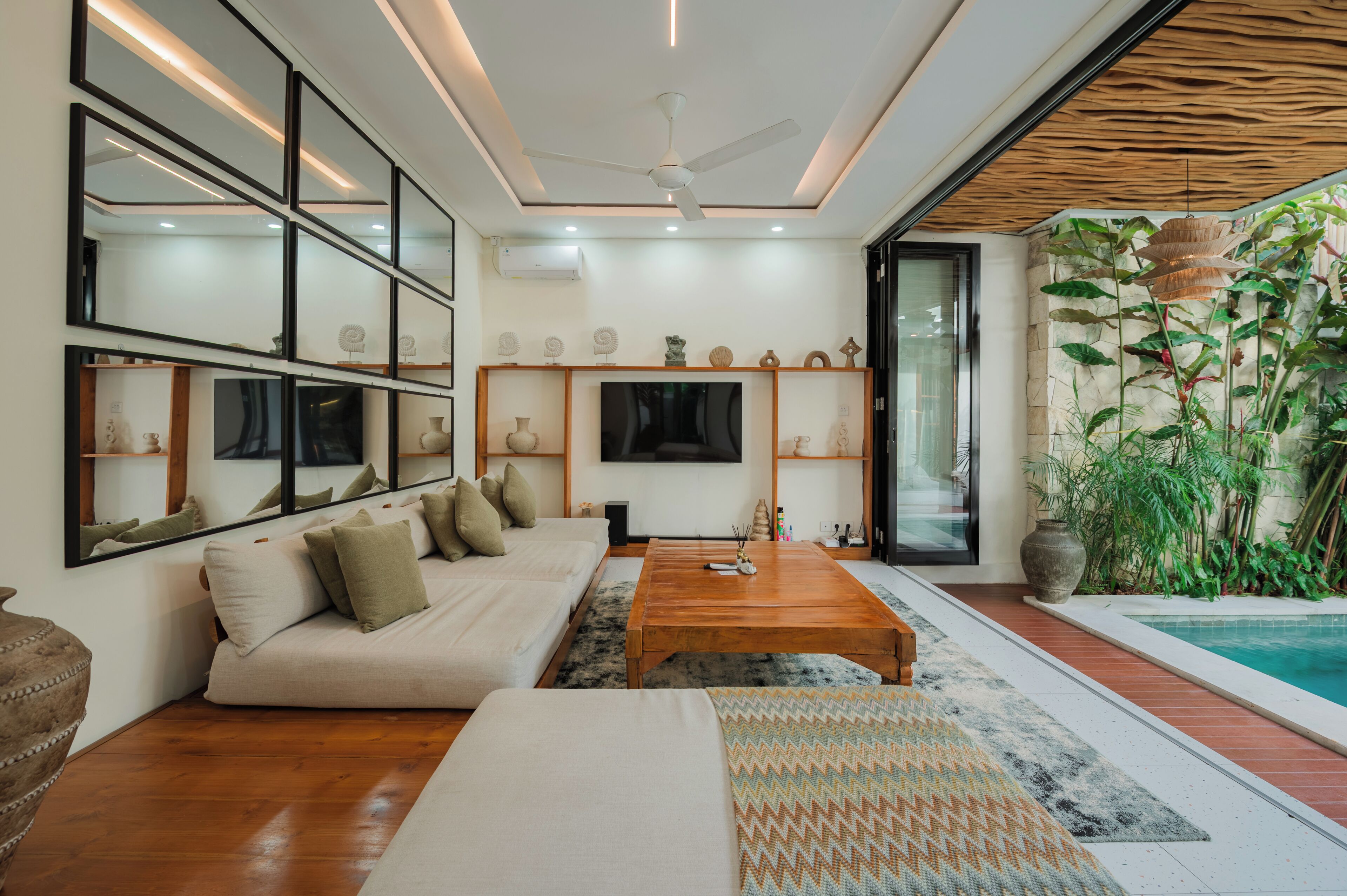 Una sala de estar moderna con un sofá, una mesita de centro y objetos decorativos.