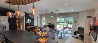 Provençal villa, pool, sauna, garden, very quiet, tree-lined, south-facing, 180 m², ground floor