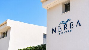 Ein Gebäude mit einem Schild, auf dem 'NEREA SUITES' steht.