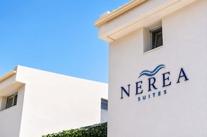 Un edificio con un letrero que dice 'NEREA SUITES'.