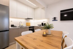 Frigorífico grande, horno, placa de cocina y lavavajillas