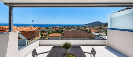 Dúplex de lujo, vista al océano | Terraza o patio