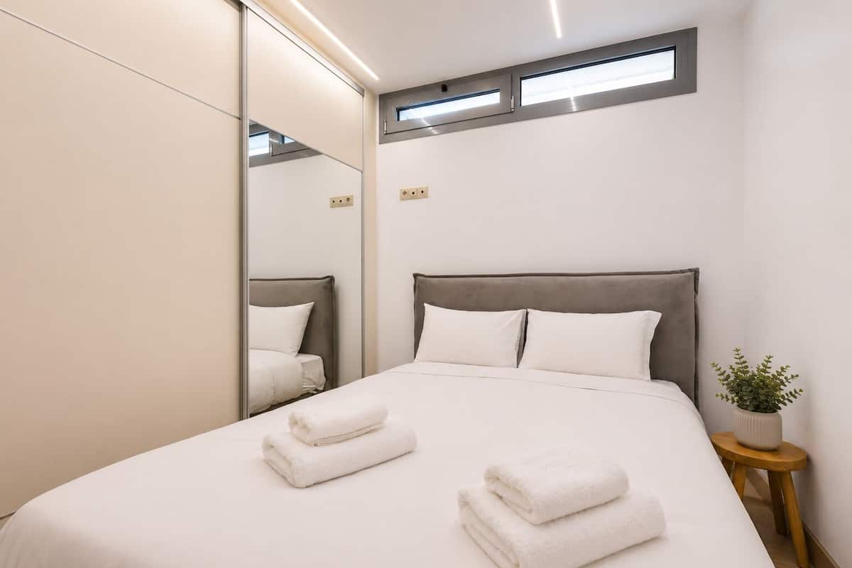 Departamento Deluxe, vista al jardín | Escritorio, espacio para trabajar con laptop y wifi gratis