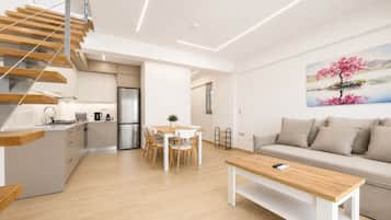 Luxury-Maisonette, Meerblick | Schreibtisch, laptopgeeigneter Arbeitsplatz, kostenloses WLAN