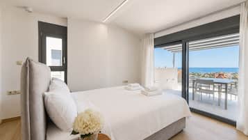 Luxury-Maisonette, Meerblick | Schreibtisch, laptopgeeigneter Arbeitsplatz, kostenloses WLAN