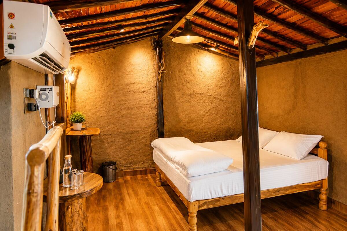 Chambre Deluxe double, vue sur le jardin | Salle de bain | Douche, serviettes fournies, savon, shampooing
