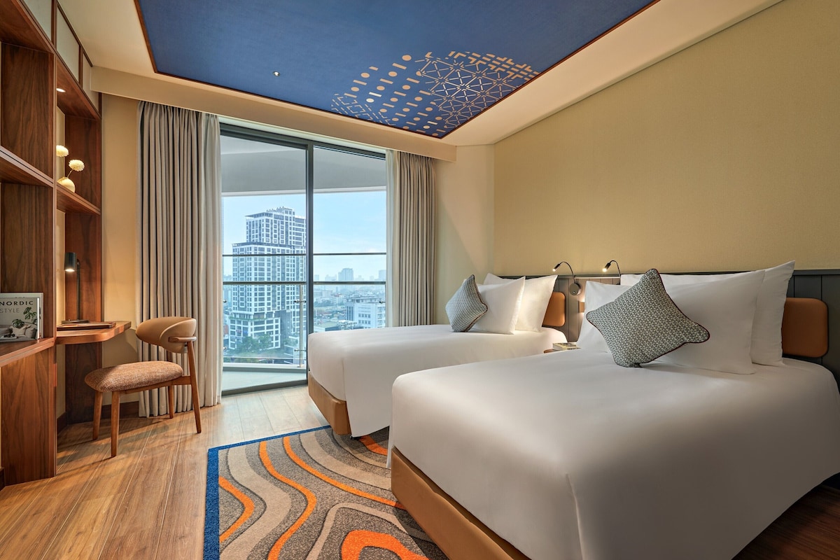 Minibar với thức uống miễn phí, két bảo mật tại phòng, bàn
