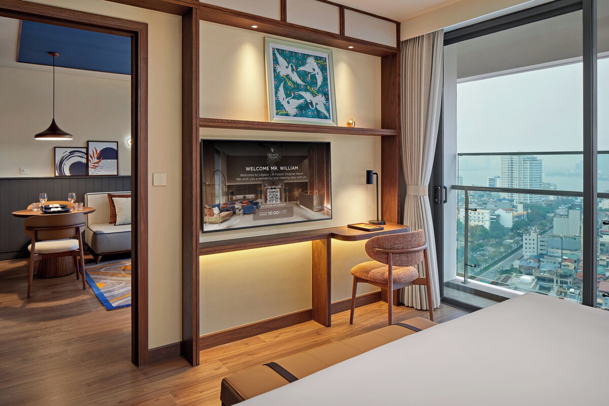 Minibar với thức uống miễn phí, két bảo mật tại phòng, bàn 