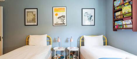 3 bedrooms, iron/ironing board, travel cot, Internet
