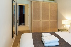 Room - Serene Midcentury Modern Family Home in Islington (Greater London)