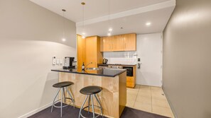 Coffee/tea maker, fridge, microwave, oven - The Central Nook - Walk to town - Mountain views (Queenstown)