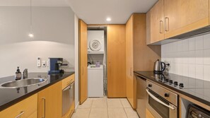 Coffee/tea maker, fridge, microwave, oven - The Central Nook - Walk to town - Mountain views (Queenstown)