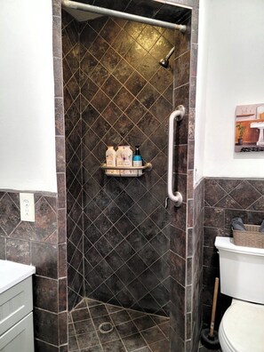 Dusche, Haartrockner, Handtücher, Seife