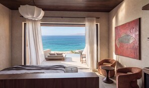 Suite Design, vista mare | Cassaforte in camera, una scrivania, postazione laptop, tende oscuranti