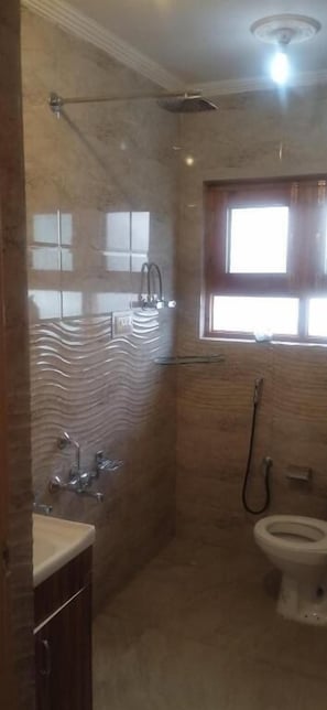 A bathroom with a shower, toilet, and sink. - P&Q GUEST HOUSE (Budgam)