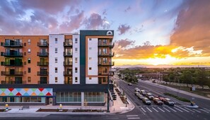 Exterior - Charming apartment in pleasant Denver with cool AC and fitness room (Denver)